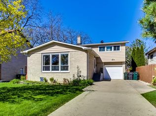 900 Dell Rd, Northbrook, IL 60062