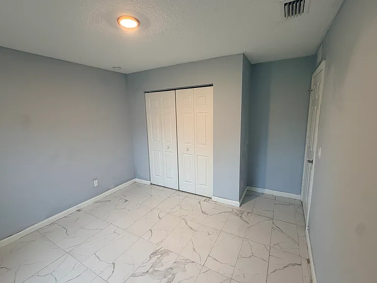 142 NW Dorchester St — Photo 4
