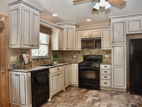 4th image of 1118 Tamarack Dr