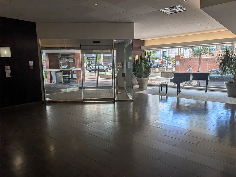 705 King St W — Photo 1