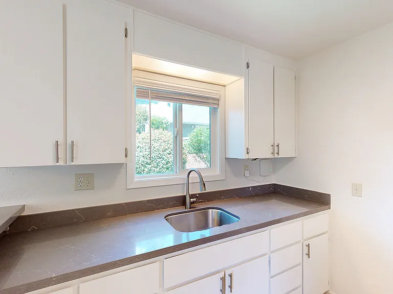 348 Robinson St #4 — Photo 4