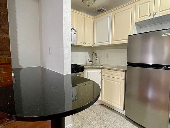 5th image of 319 W 13th St #5A1