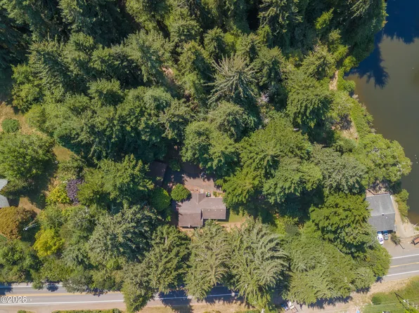82 E Rainbow Rd, Waldport, OR 97394