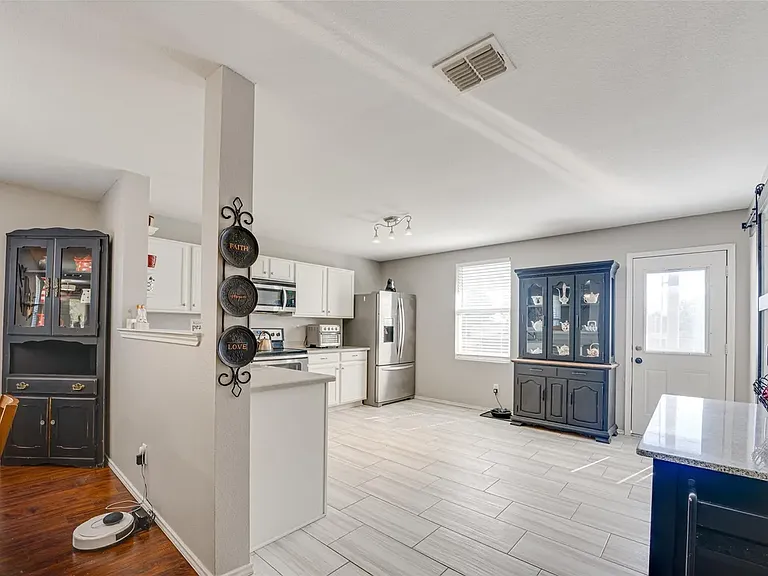 605 Cottondale Ln — Photo 8