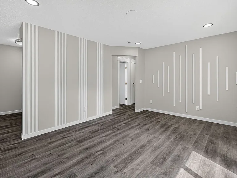 2bed 1 bath Unit in quiet Clive location — Photo 23