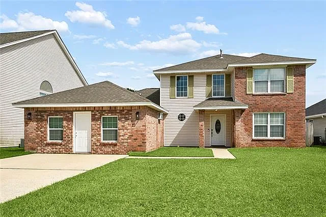4 bed, 2.5 bath, 2516 sqft, $2,300 — Photo 2