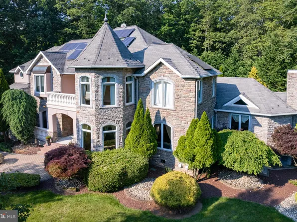 2 Graham Pl, Millstone Township, NJ 08535