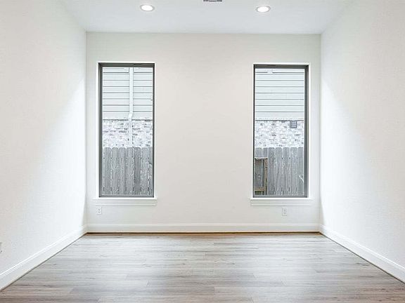 4th image of 825 Laguna Green Ln