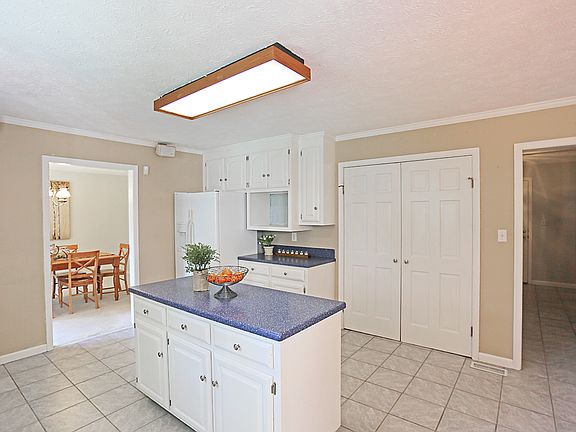 3rd image of 102 Bailey Dr