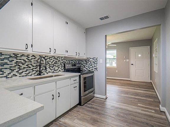 3rd image of 2505 Lakeview St