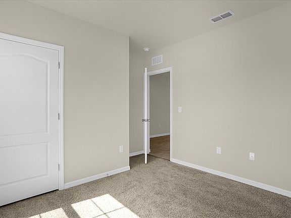 5th image of 285 SUMMERSHORE DRIVE
