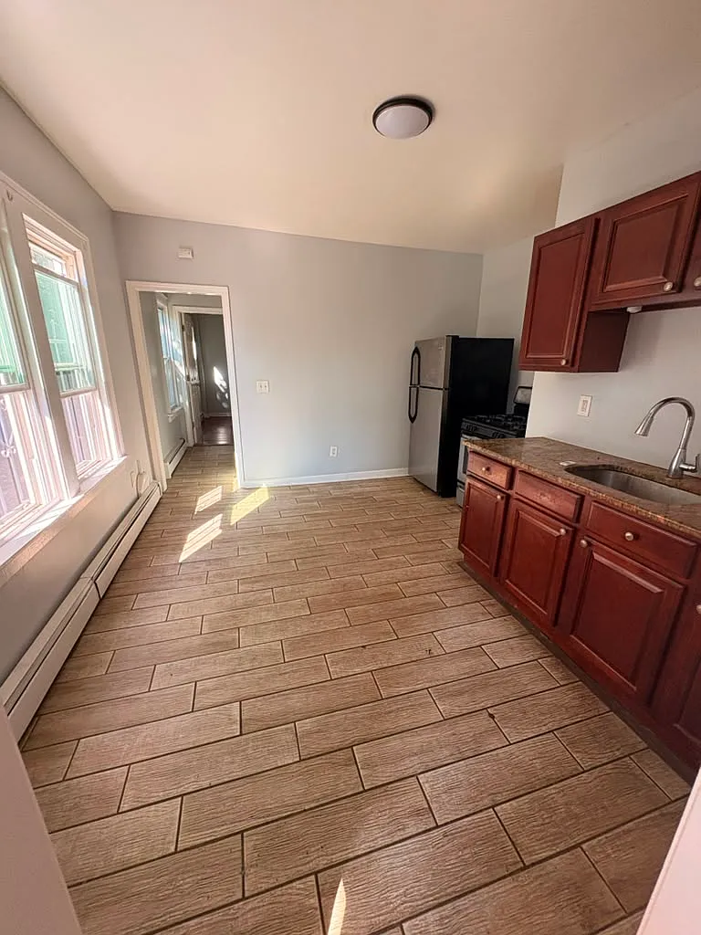 2 bed, 1800 sqft, $1,300 — Photo 2