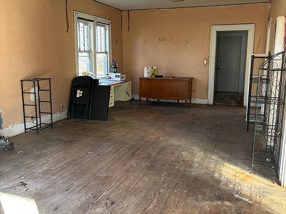 3rd image of 216 N Kentucky Ave