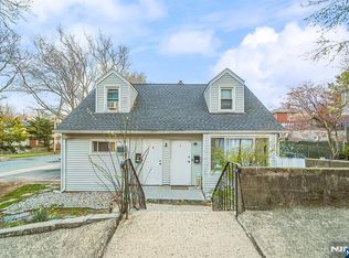 2 Elizabeth St, Ridgefield, NJ 07657
