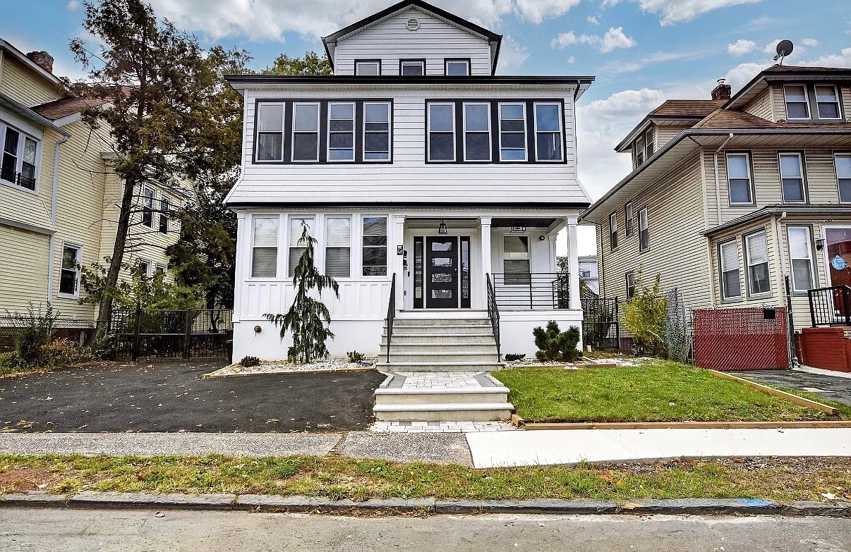 3 bed, $2,700 — Photo 1