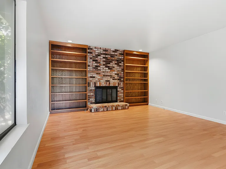 450 Marion Ave — Photo 11