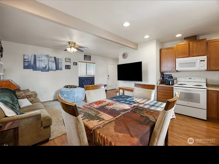 Hillcrest Dr NE — Photo 2