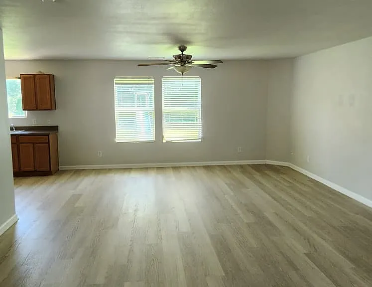 155 Bayside Ln — Photo 2