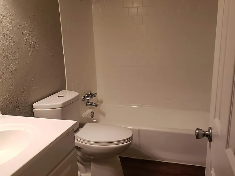 Camelot Apartments — Photo 47