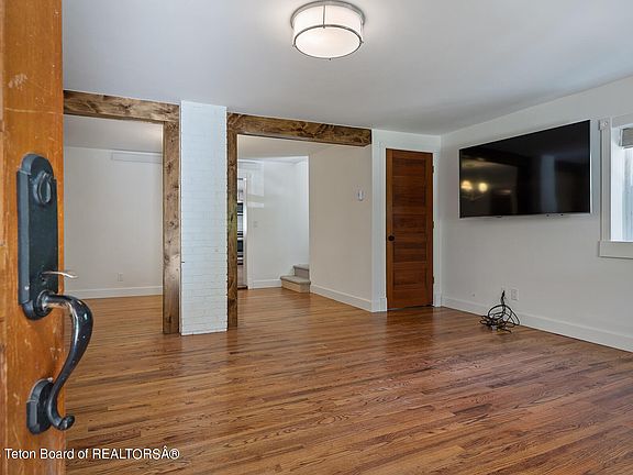 4th image of 165 Aspen Dr