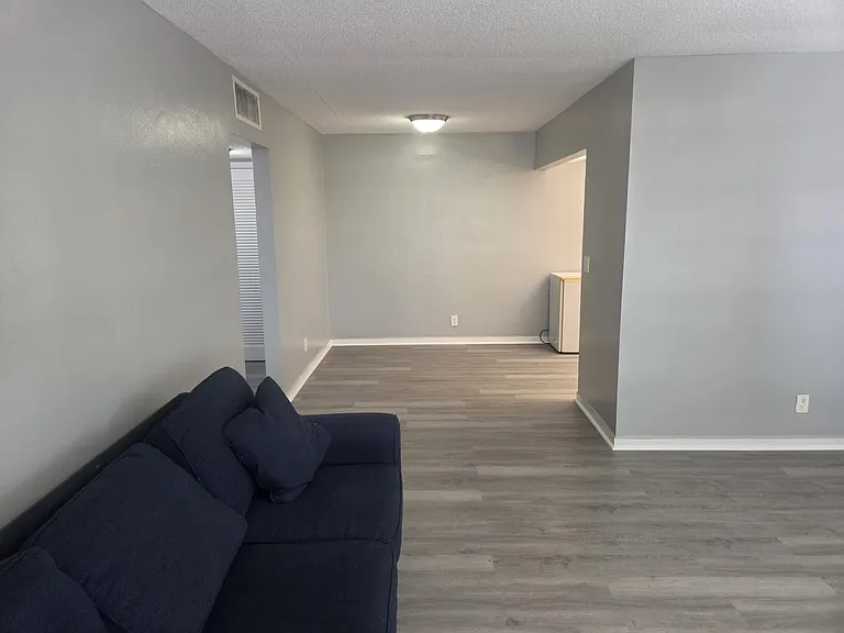 2031 Dewey St — Photo 6