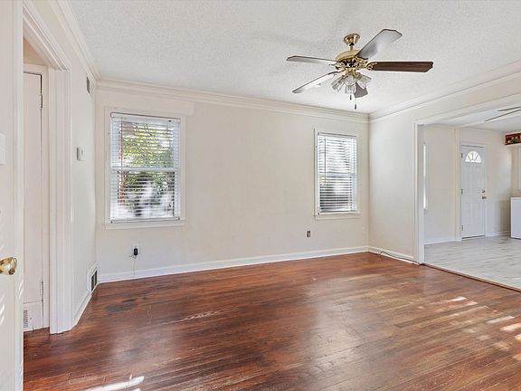 5th image of 1110 Robin Hood Ln