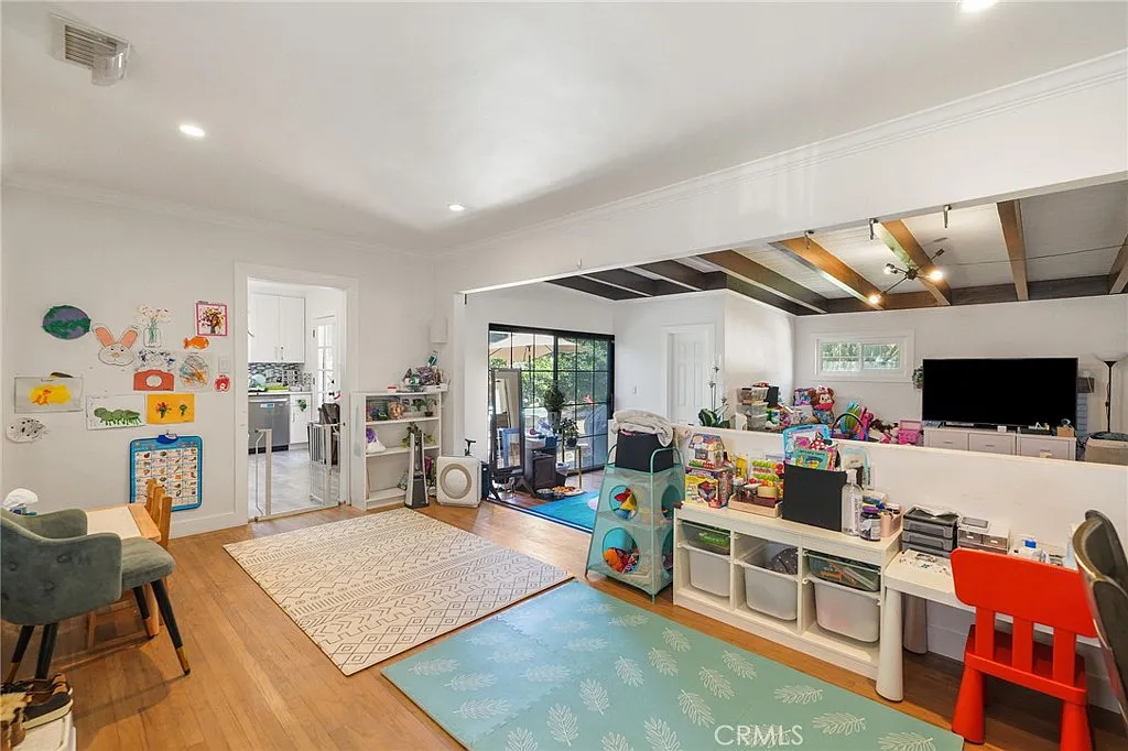 3 bed, 1880 sqft, $5,995 — Photo 4