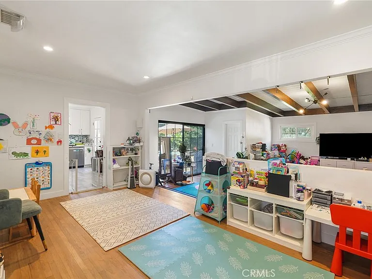 2358 Snowden Ave — Photo 4