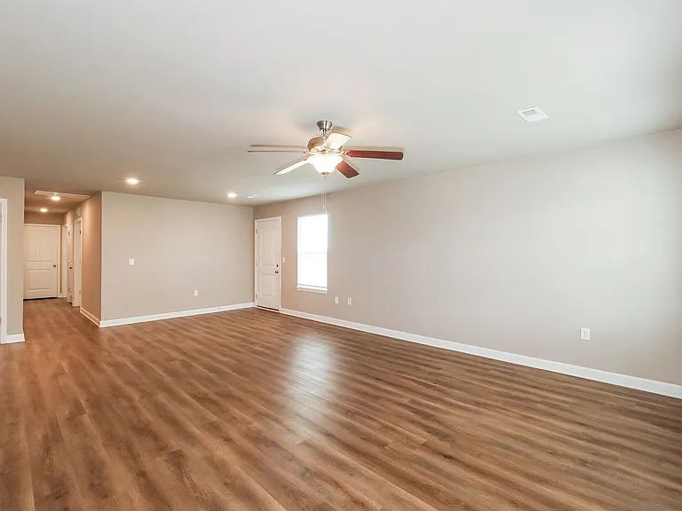 208 SW Rose St — Photo 5