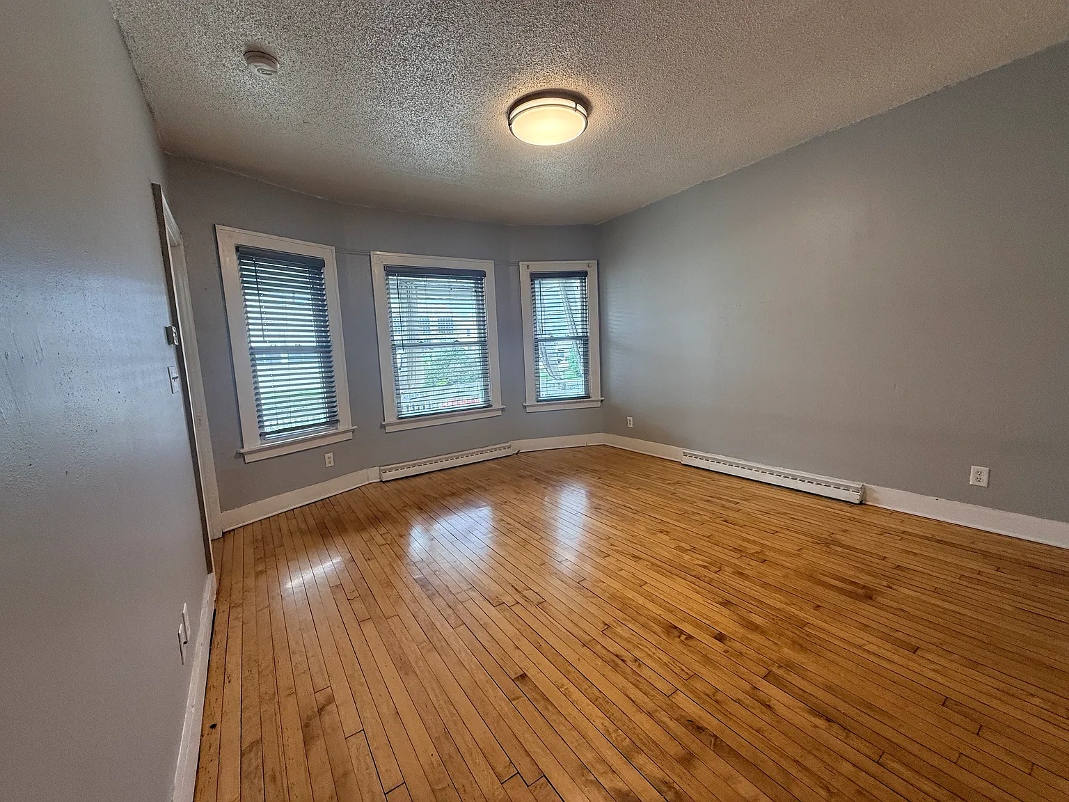 2 bed, 900 sqft, $1,400 — Photo 3