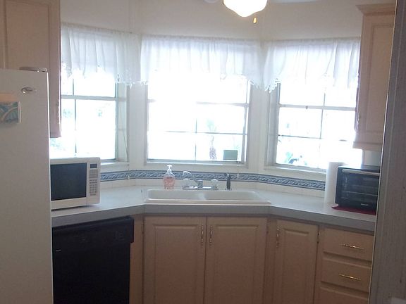 3rd image of 412 Tulip Dr