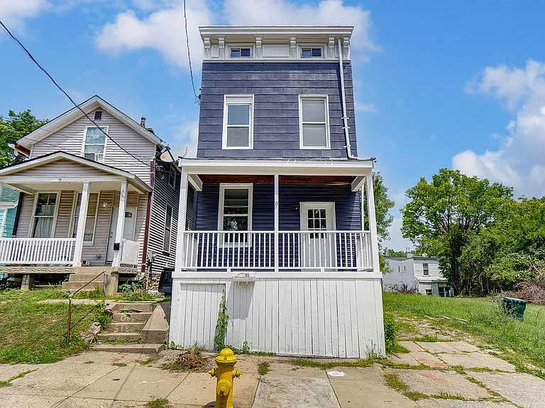 1852 Knox St — Photo 1
