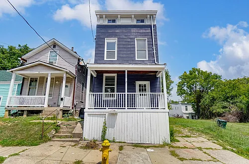1852 Knox St Photo 1