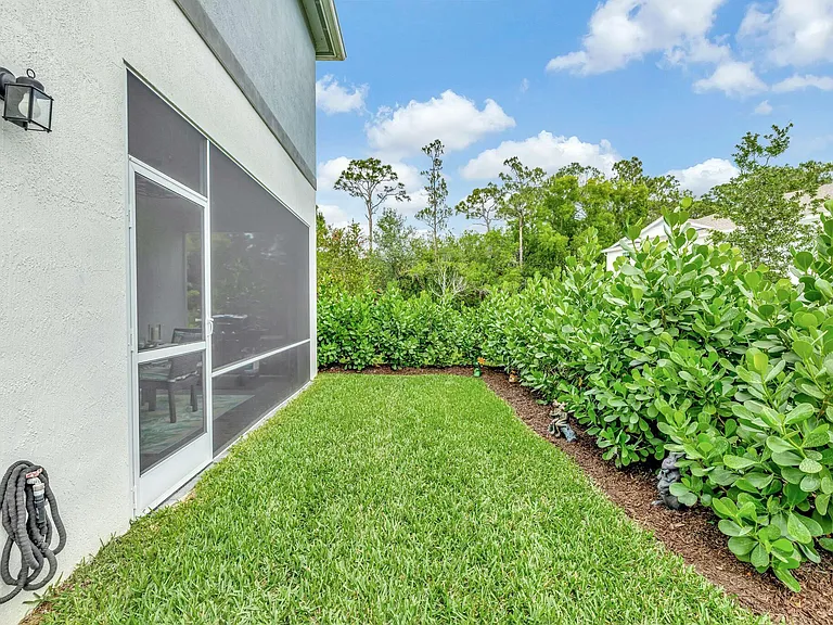 601 NE Waters Edge Ln — Photo 7