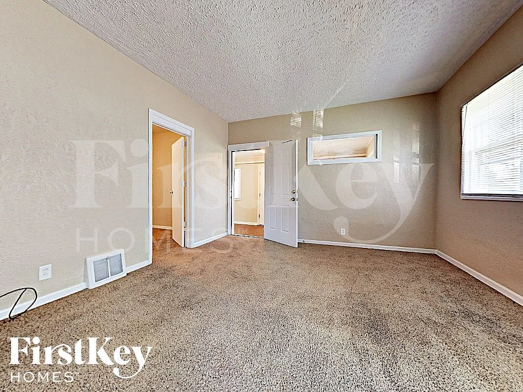 3 bed, 1.0 bath, 1092 sqft, $2,385 — Photo 4