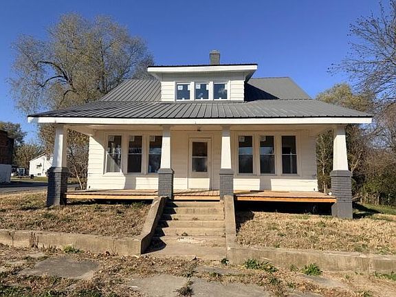 2nd image of 122 Main St