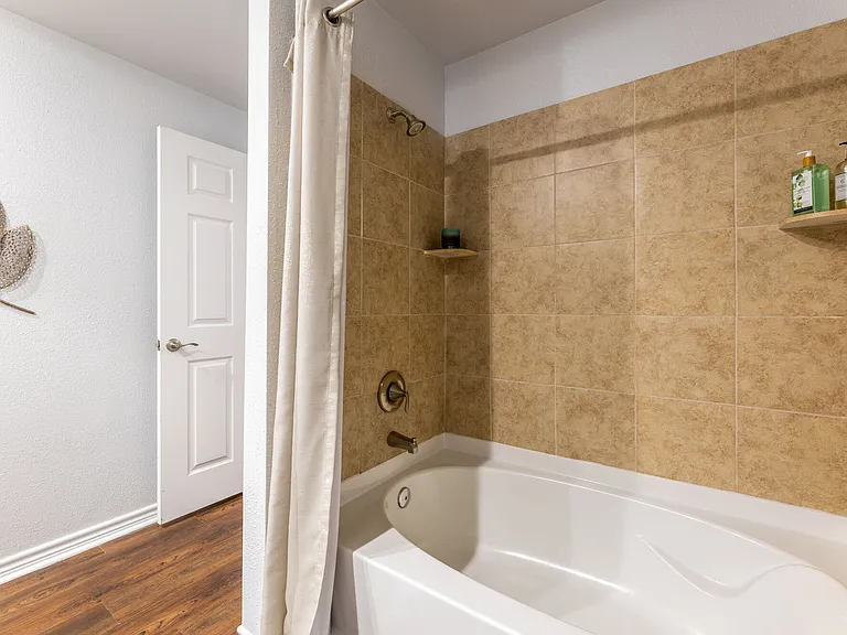 Lakebridge Apartments — Photo 15