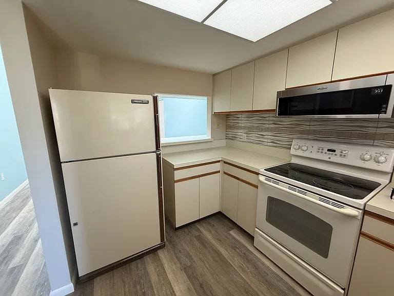 255 Fenwick Dr #18 — Photo 6