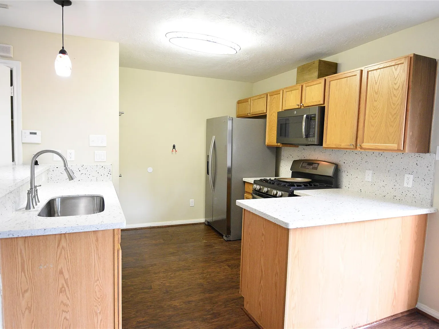 3 bed, 2.5 bath, 1338 sqft, $2,090 — Photo 2
