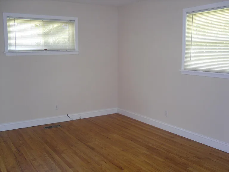 983 E Valley Dr — Photo 11