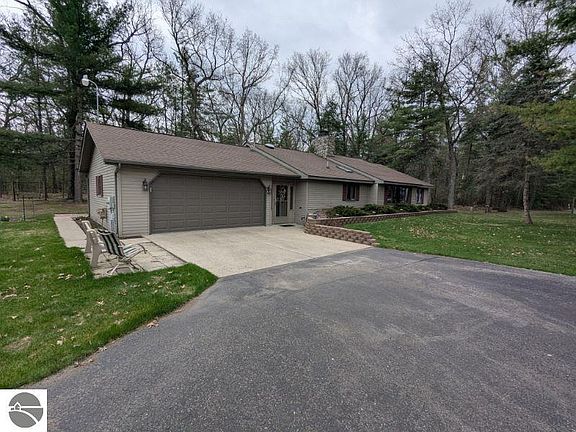 3rd image of 3747 Cayuga Trl