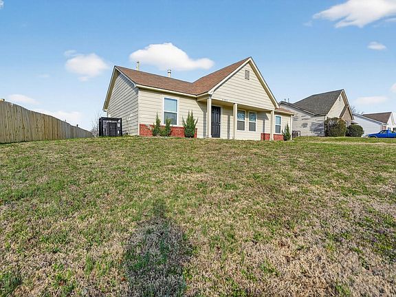 3rd image of 4393 Bishop Hills Dr