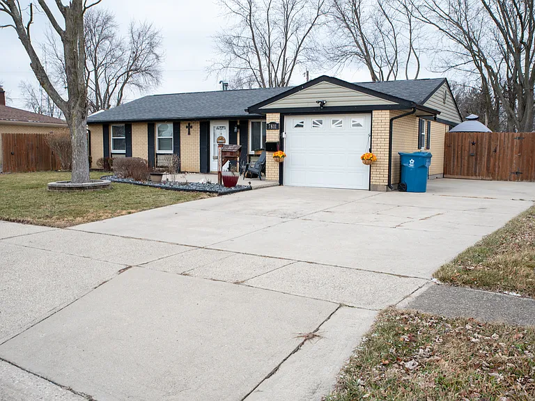 Welcome to your home away from home! A charming and peaceful ranch-style retreat.