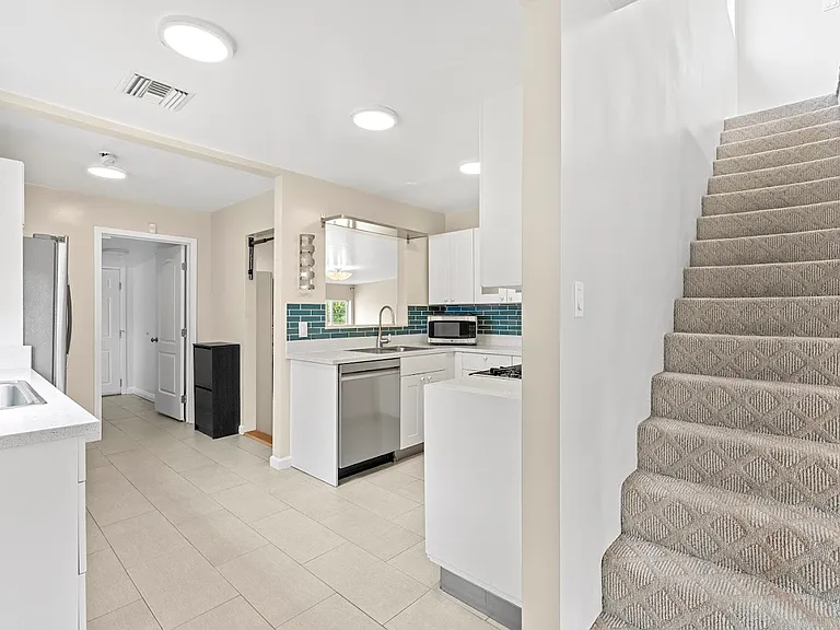 426 Santa Paula Ave — Photo 20