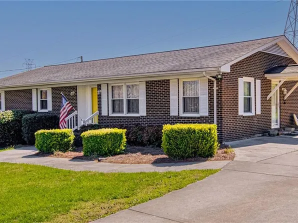 2802 Peace Haven Dr, Pleasant Garden, NC 27313