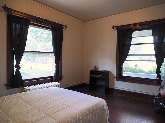 3rd image of 415 N Van Buren St #2