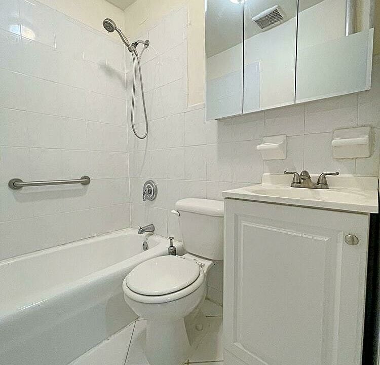 1st image of 326 E 61st St APT 4