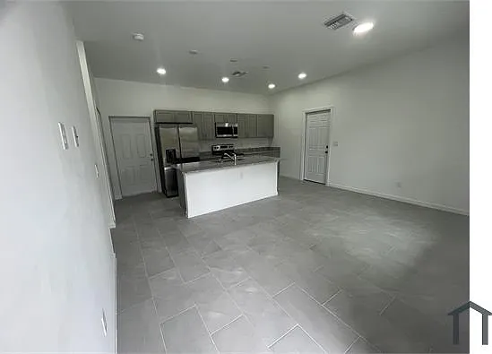 1 bed, 1027 sqft, $1,350 — Photo 2