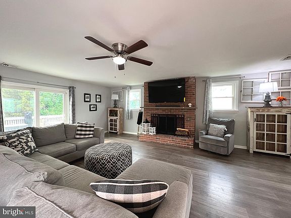 4th image of 1054 Callowhill St