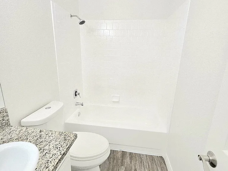Yorktown Apartments — Photo 23